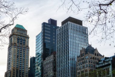 New York, ABD - 22. Düzenbaz 2023: Renkli terra cotta dekorasyonu tuğla ofis binasının tepesi, 10 Doğu 40. Cadde.