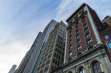 ABD 'nin New York şehrindeki beton ve cam binaların düşük açılı görüntüsü