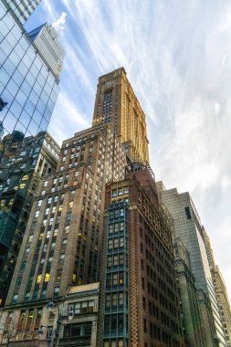 Renkli terra cotta süslemesi tuğla ofis kulesinin tepesinde, Mercantile Binası, 10 Doğu 40. Cadde.