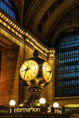 New York, ABD 'de Manhattan' daki Grand Central İstasyon Terminalinin ana salonundaki klasik klasik saat.