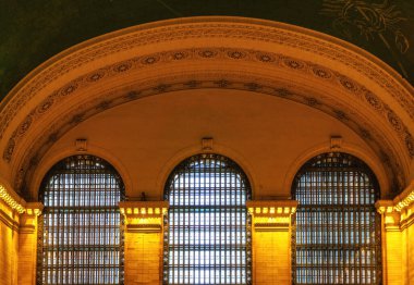 Manhattan, New York, ABD 'deki Grand Central İstasyonu' ndaki üç kemerli pencerenin alçak açılı görüntüsü