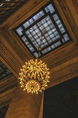 Grand Central Terminali, New York City, ABD 'de Manhattan' da bulunan 42. cadde ve Park Avenue 'da bulunan bir banliyö ve şehirlerarası demiryolu terminali.