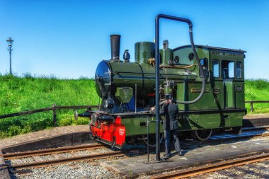 Medemblik, Hollanda - 24 Nisan 2023: Medemblik Heritage buharlı tren istasyonunda Hoorn-Medemblik vapuru müzesi
