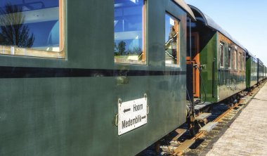Demiryolu vagonundaki tren varış noktası tabelası (çeviri: Hoorn-Medemblik and back), Hollanda