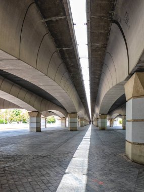 İspanya, Turia Park 'ta Valensiyalı bir köprünün altında..