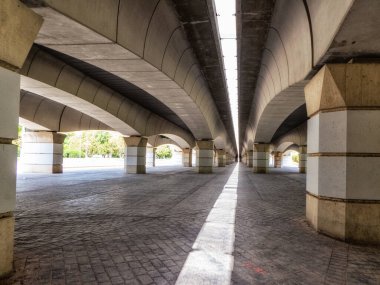 İspanya, Turia Park 'ta Valensiyalı bir köprünün altında..