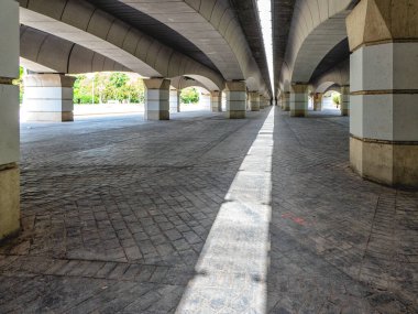 İspanya, Turia Park 'ta Valensiyalı bir köprünün altında..