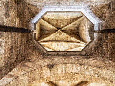 Serrans Kapısı veya Serranos Kapısı, İspanya 'nın Valencia şehrinde antik şehir duvarının bir kısmını oluşturan 12 kapıdan biri, Hristiyan Duvarı (Muralla cristiana)..