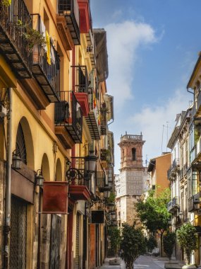 Valencia 'nın Tarih Merkezi' ndeki La Calle de la Paz 'ın genel manzarası. Arka planda Santa Catalina Kilisesi' nin Güzel Kulesi var.