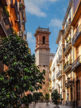 Valencia 'nın Tarih Merkezi' ndeki La Calle de la Paz 'ın genel manzarası. Arka planda Santa Catalina Kilisesi' nin Güzel Kulesi var.