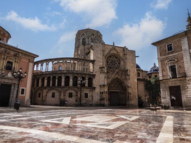 Valencia Katedrali Bakire Meryem 'e adanmıştır. 1252 ile 1482 yılları arasında bir cami ve daha önce tanrıça Diana 'ya adanmış bir Roma tapınağı üzerine inşa edilmiş..