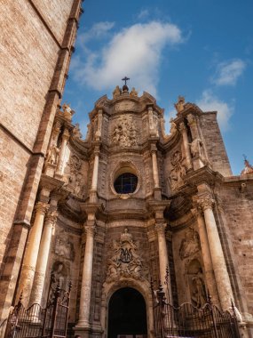Valencia Katedrali Bakire Meryem 'e adanmıştır. 1252 ile 1482 yılları arasında bir cami ve daha önce tanrıça Diana 'ya adanmış bir Roma tapınağı üzerine inşa edilmiş..