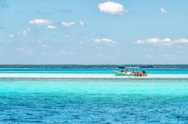 Bacalar, Meksika - 27 Şubat 2024: Bacalar, Quintana Roo, Meksika, Bacalar lagune 'de bir gezi yapan turistler