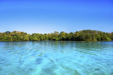 Güzel Bacalar, en çok Yedi Renkli Gölü ile tanınır ve Quintana Roo, Meksika 'nın güneyinde yer alır.