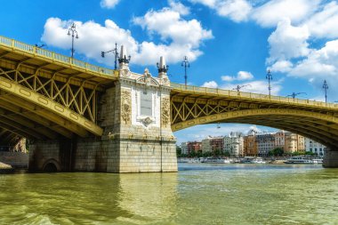 Margaret Köprüsü, Macaristan 'ın başkenti Budapeşte' de yaya ve otomobil köprüsü. Köprü, Buda ve Pest bölgelerini birbirine bağlıyor..