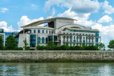 Ulusal Tiyatro (Nemzeti Szinhaz) Gacs, Bina cephe