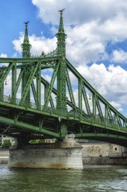 Yeşil Özgürlük Köprüsü şehrin Budist ve haşere bölgelerini birbirine bağlıyor. Budapeşte, Macaristan