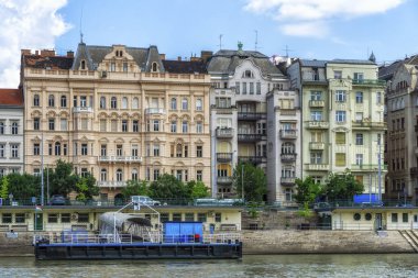 Mavi gökyüzünün altında Tuna Nehri 'nden tarihi binalarla Budapeşte manzarası