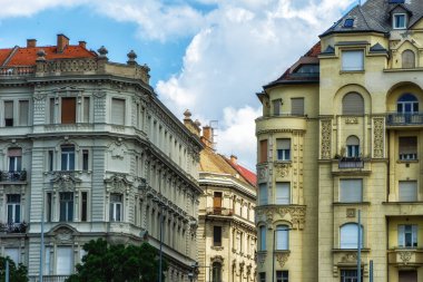 Macaristan 'ın Budapeşte kentindeki Art Nouveau mimarisinin ayrıntılı cephesi