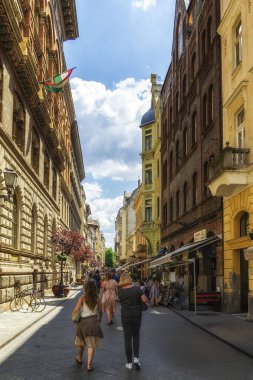 Budapeşte, Macaristan - 11 Haziran 2022: Yazın ünlü Vaci caddesinde yürüyen insanların sokak manzarası