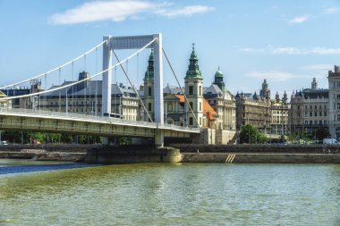 Ferenciek Tere, Elizabeth Bridge, Budapeşte, Macaristan ile lüks bir alışveriş merkezi.