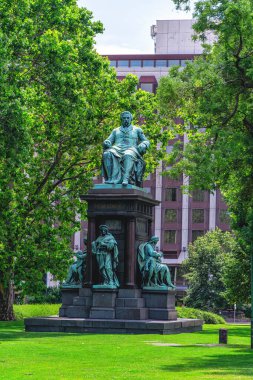 Budapeşte, Macaristan - 11 Haziran 2022: Budapeşte 'deki Özgürlük Parkı' nda Ferenc Deak heykeli. Budapeşte Macaristan 'ın başkentidir..