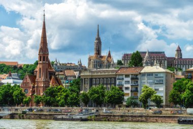 Mavi gökyüzünün altında Tuna Nehri 'nden tarihi binalarla Budapeşte manzarası