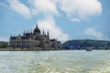 Budapeşte, Macaristan. Macaristan Parlamento binası, Orszaghaz, Avrupa 'nın en eski yasal binalarından biri olan ve Budapeşte' nin önemli bir simgesi olan Macaristan Ulusal Meclisi 'nin merkezidir..