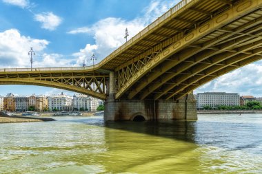 Margaret Köprüsü, Macaristan 'ın başkenti Budapeşte' de yaya ve otomobil köprüsü. Köprü, Buda ve Pest bölgelerini birbirine bağlıyor..