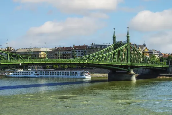 Özgürlük Köprüsü, Macaristan 'ın başkenti Buda ve Pest' i birbirine bağlayan Tuna Nehri 'ni geçer. 1896 yılında açıldı ve 333.60 metre uzunluğunda ve 20.10 metre genişliğinde demirden yapılmıştır..