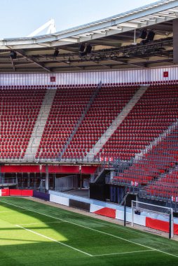 Stadyum koltukları, futbol ya da futbol maçı için arenada spor arka planı, halk tiyatrosu, konser salonu amfi tiyatrosu açık hava sporları için boş seyirci sandalyeleri.