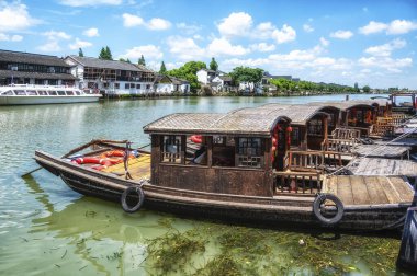 Şangay 'da tekne gezileri ve gezileri. Zhujiajiao su kasabası, Çin 'in tarihi manzaralı kasabası ve özel tekne turu. Antik Çin ulaşımı.
