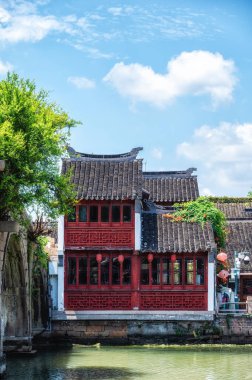 Şangay 'daki geleneksel Çin mimarisi ve kanalı Zhujiajiao su kasabası, Çin' in tarihi manzaralı kasabası..