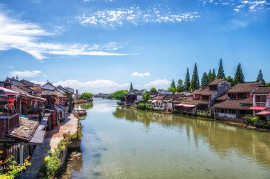 Şangay 'daki geleneksel Çin mimarisi ve kanalı Zhujiajiao su kasabası, Çin' in tarihi manzaralı kasabası..