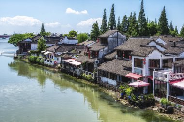 Zhujiajiao, Şangay 'ın Qingpu bölgesinde bulunan antik bir kasabadır. Burası yaklaşık 1700 yıl önce kurulmuş bir su kasabasıdır.