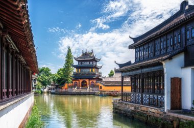 Çin geleneksel mimarisi, Şangay Zhujiajiao su kasabası, Çin kanalı üzerinde tekneleri var.