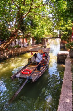 Zhujiajiao, Şangay 'ın Qingpu bölgesinde bulunan antik bir kasabadır. Burası yaklaşık 1700 yıl önce kurulmuş bir su kasabasıdır.