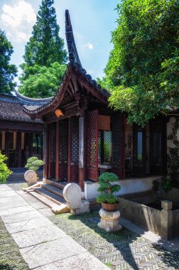 Kezhi Bahçesi, Şangay yakınlarında, doğu kanalı Zhujiajiao 'da bulunan antik bir Çin klasik bahçesi. Kasaba 1700 yılı aşkın bir geçmişe sahiptir ve Ming ve Qing hanedanı mimarisi ile ünlüdür..