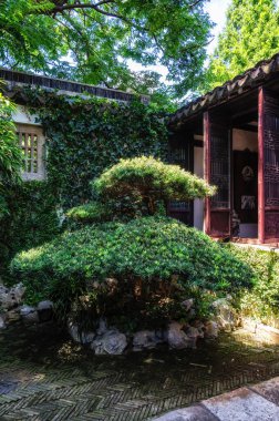 Kezhi Bahçesi, Şangay yakınlarında, doğu kanalı Zhujiajiao 'da bulunan antik bir Çin klasik bahçesi. Kasaba 1700 yılı aşkın bir geçmişe sahiptir ve Ming ve Qing hanedanı mimarisi ile ünlüdür..