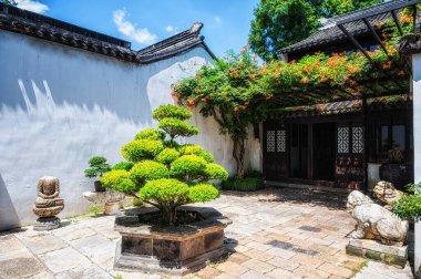 Kezhi Bahçesi, Şangay yakınlarında, doğu kanalı Zhujiajiao 'da bulunan antik bir Çin klasik bahçesi. Kasaba 1700 yılı aşkın bir geçmişe sahiptir ve Ming ve Qing hanedanı mimarisi ile ünlüdür..