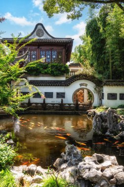 Kezhi Bahçesi, Şangay yakınlarında, doğu kanalı Zhujiajiao 'da bulunan antik bir Çin klasik bahçesi. Kasaba 1700 yılı aşkın bir geçmişe sahiptir ve Ming ve Qing hanedanı mimarisi ile ünlüdür..