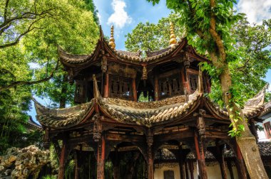Kezhi Bahçesi, Şangay yakınlarında, doğu kanalı Zhujiajiao 'da bulunan antik bir Çin klasik bahçesi. Kasaba 1700 yılı aşkın bir geçmişe sahiptir ve Ming ve Qing hanedanı mimarisi ile ünlüdür..
