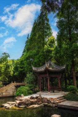 Kezhi Bahçesi, Şangay yakınlarında, doğu kanalı Zhujiajiao 'da bulunan antik bir Çin klasik bahçesi. Kasaba 1700 yılı aşkın bir geçmişe sahiptir ve Ming ve Qing hanedanı mimarisi ile ünlüdür..