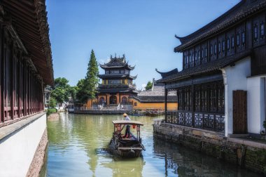 Shanghai Zhujiajiao şehrinde geleneksel Çin turist tekneleri. Teknesi ve tarihi binaları var, Şangay Çin.