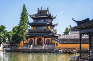 Çin geleneksel mimarisi, Şangay Zhujiajiao su kasabası, Çin kanalı üzerinde tekneleri var.
