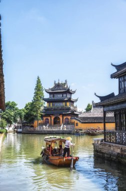 Çin geleneksel mimarisi, Şangay Zhujiajiao su kasabası, Çin kanalı üzerinde tekneleri var.