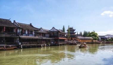 Zhujiajiao, Şangay 'ın Qingpu bölgesinde bulunan antik bir kasabadır. Burası yaklaşık 1700 yıl önce kurulmuş bir su kasabasıdır.