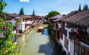 Zhujiajiao, Şangay 'ın Qingpu bölgesinde bulunan antik bir kasabadır. Burası yaklaşık 1700 yıl önce kurulmuş bir su kasabasıdır.