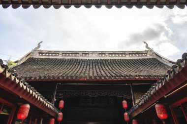 Zhujiajiao Su Kasabasındaki Şehir Tanrısı Tapınağı. Çin. Tapınak, Taoistler için başlıca ibadet yeri ve Zhujiajiao 'da popüler bir turizm merkezi..