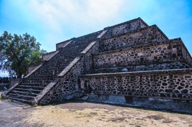 Teotihuacan bugün Kolombiya öncesi Amerika, Meksika 'da inşa edilen birçok mimari açıdan en önemli Mezoamerikan piramidinin yeri olarak biliniyor.